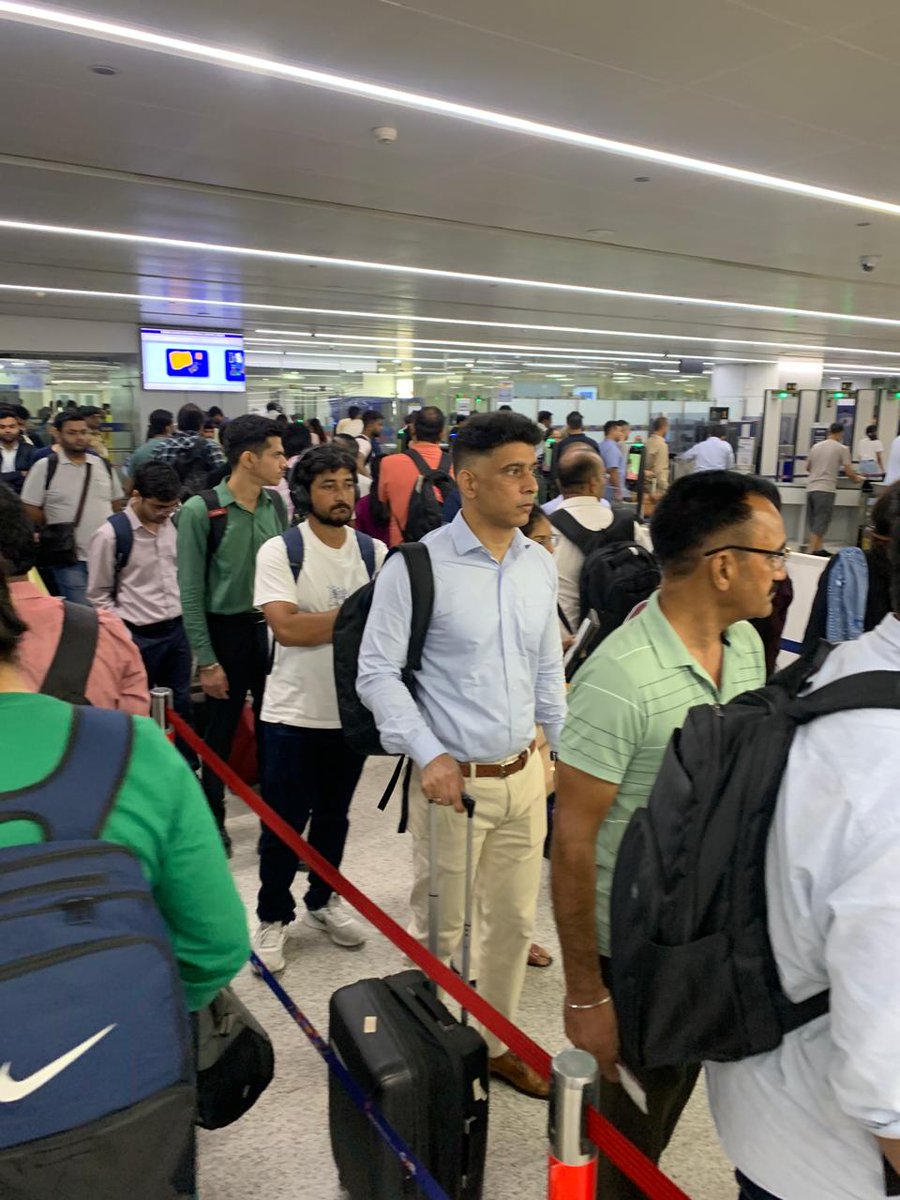 Ashd_69's tweet photo. This is T-3 Delhi airport @5.AM 26th August! The first snap is Non digiyatra and the 2nd one is for digiyatra users! Its faster to get security ch
eck done as non digi yatra user! AAI should provide better security check facilities for digiyatra users @RamMNK https://t.co/HN9q3atE89