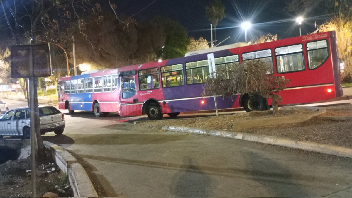 Fraan_Chacon's tweet photo. #AHORA #MENDOZA #CIUDAD 

✓ CHOQUE DE COLECTIVOS EN LA BAJADA DE CALLE MONTECASSEROS...

✓Choque entre dos colectivos de la linea 811 y 732, Se encuentra el tránsito cortado. No hay heridos.

@NotAlnstante https://t.co/oJZkxQPWvn