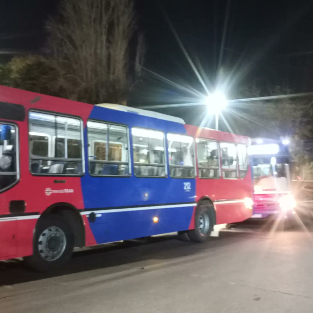 Fraan_Chacon's tweet photo. #AHORA #MENDOZA #CIUDAD 

✓ CHOQUE DE COLECTIVOS EN LA BAJADA DE CALLE MONTECASSEROS...

✓Choque entre dos colectivos de la linea 811 y 732, Se encuentra el tránsito cortado. No hay heridos.

@NotAlnstante https://t.co/oJZkxQPWvn