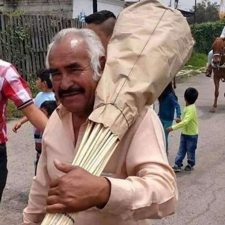 Cámara échese la de
“Por tu maldito amor” 
Y ya después echa los cohetes 🚀 

#SakenLasCaguamas 🍺🍺
#TultitlánForever 😎