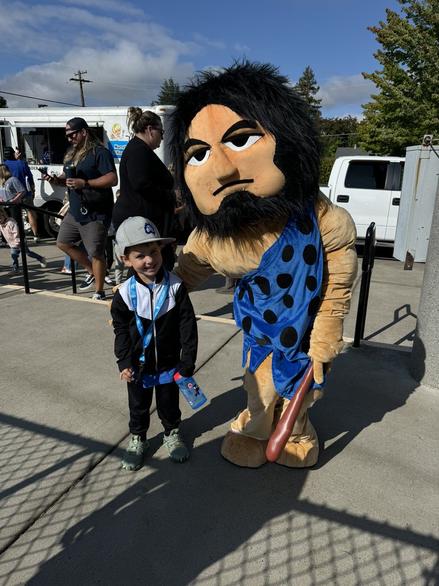 CoachBradPage's tweet photo. This year’s 🔵⚪️ game was awesome! Well over 1,000 fans in attendance! Great game from both sides. Blue team gets the W 27-17 final score. 🏈🔥Go Cavemen!! #ALLIN https://t.co/O8YPyyby8H