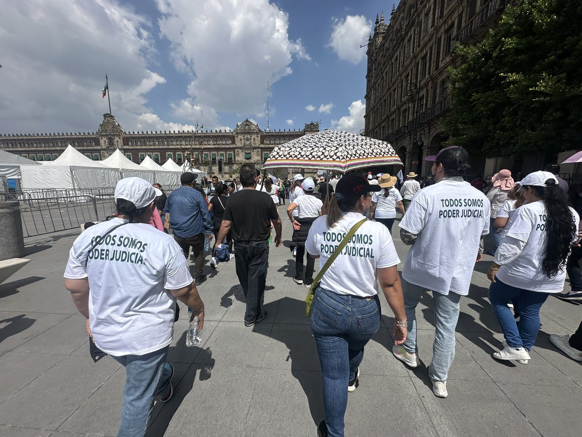 marianagc's tweet photo. ¡YO marché en SOLIDARIDAD con los trabajadores del Poder Judicial! La división de poderes es fundamental. ¡NO PERMITAMOS QUE DESTRUYAN LA REPÚBLICA! 

Por Dios, vean lo que está pasando en Venezuela. Todavía estamos a tiempo. 

#PoderJudicial
#TodosSomosPoderJudicial https://t.co/fBgrkTQgTp