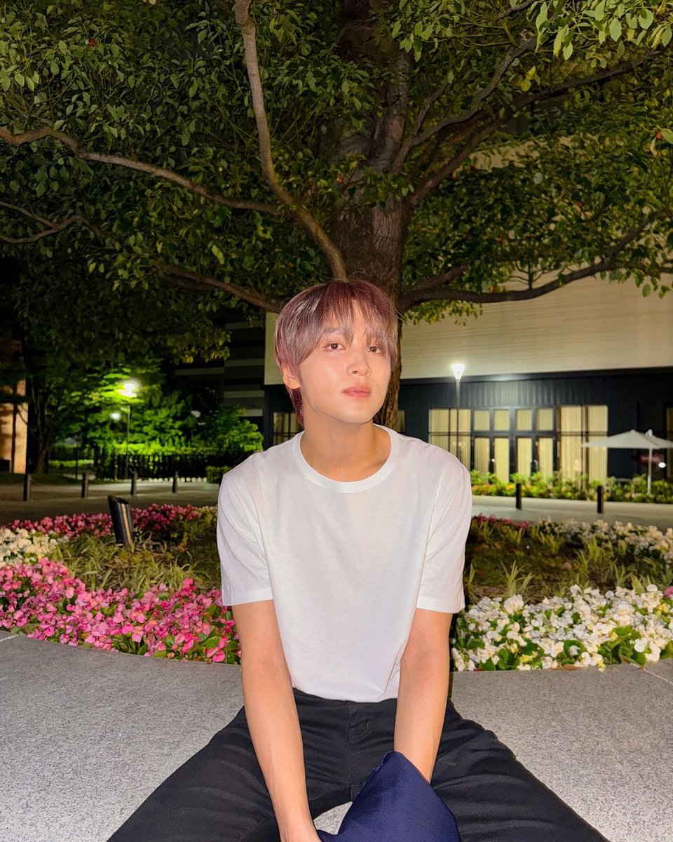 Haeohanlee's tweet photo. Rocking this classic white tee and black pants combo, because who needs a fancy outfit when you've got the charm? And let's not forget this sleek blue jacket, just in case I need to impress someone (or scare off a cat). https://t.co/2VT7F7PU0n
