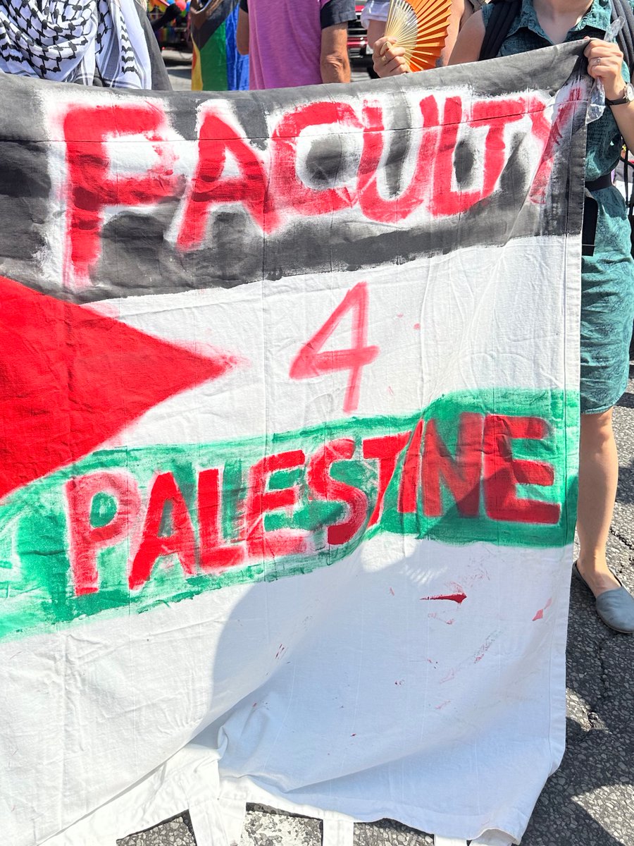 OttawaF4P's tweet image. Faculty for Palestine proudly took part in @FierteCapPride in Ottawa today. Staff, students, &amp;amp; faculty from #uOttawa and #CarletonU took to the streets with messages of love, solidarity, and liberation.