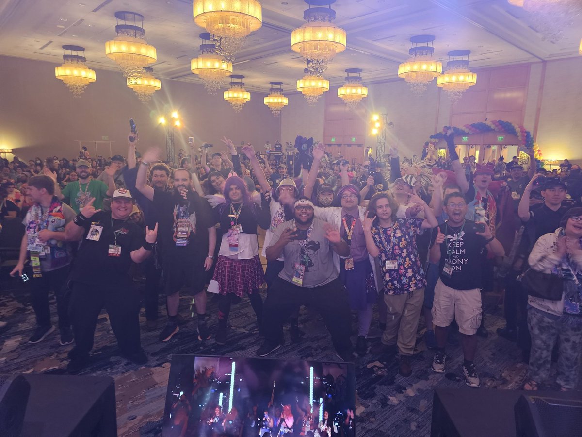 Look at this beautiful crowd <a href="/EverfreeNW/">Everfree Northwest</a> !! We LOVE YOU!