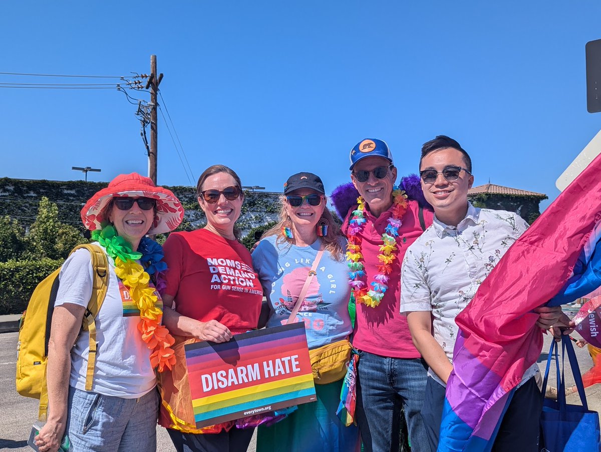 #CALeg sighting! San Jose <a href="/MomsDemand/">Moms Demand Action</a> volunteers met Assemblymembers <a href="/AsmMarcBerman/">Marc Berman</a> and <a href="/AsmGailPellerin/">Assemblymember Gail Pellerin</a> while walking in the Silicon Valley Pride Parade. Thank you for your support and leadership in preventing gun violence!
#disarmhate #momsareeverywhere