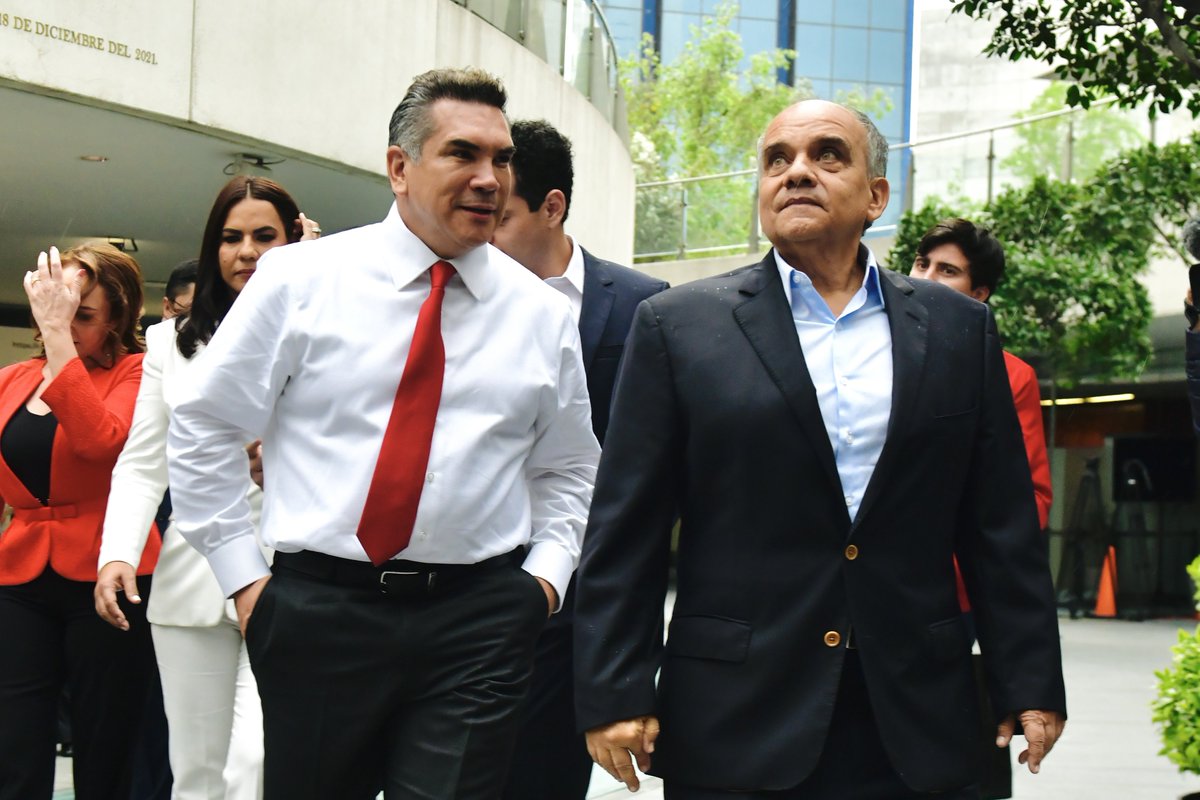 alitomorenoc's tweet photo. Me registré como Senador de la República en la LXVI Legislatura, con la convicción de defender el futuro de nuestro país y luchar por las causas más importantes para las y los mexicanos. ¡Vamos a trabajar con firmeza y decisión, siempre del lado del pueblo de México! 🇲🇽 https://t.co/cwJjyqpeST