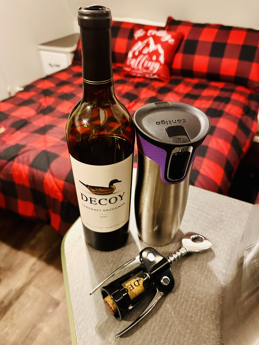 MDurnion's tweet photo. Sunday night and I have something nice. Cheers!!! ❤️🍷❤️ #DecoyWine #redisbest https://t.co/HgPrnLRVXa