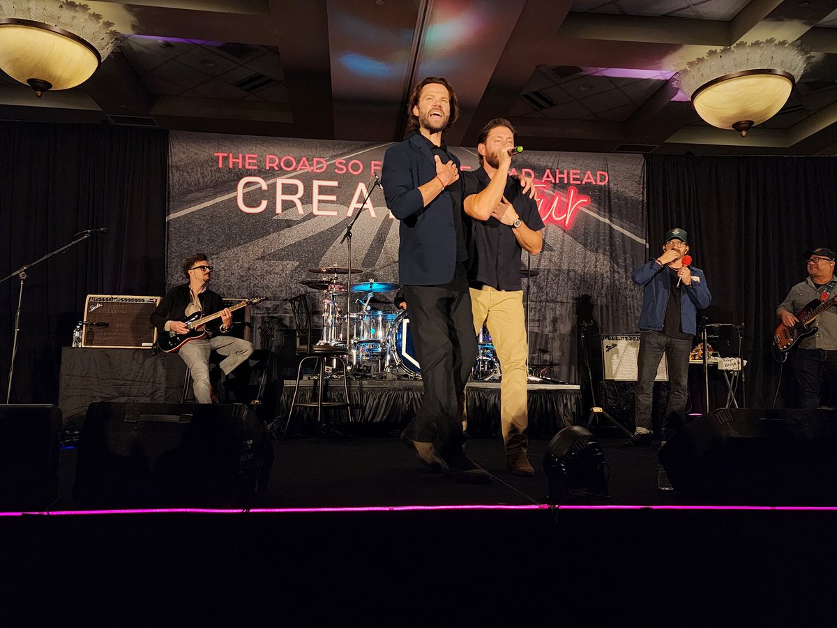 PreheatingProf's tweet image. I love how short Jensen looks in this pic. Ahh. Camera angles. 
#SPNIndy