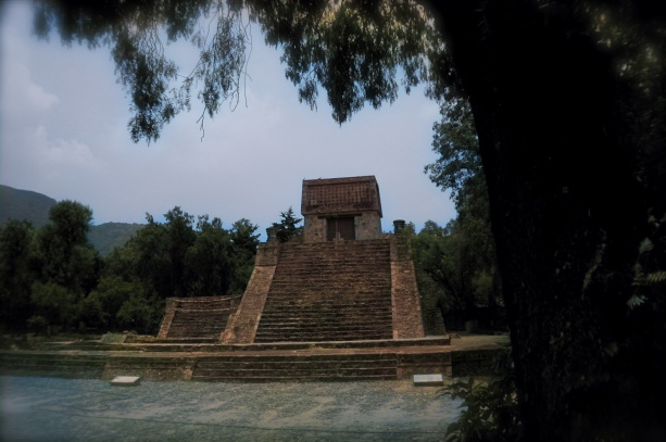 humbertovill68's tweet photo. Encontré la vieja cámara reflex de mi papá, la limpié y noté que quedaban un par de fotos para hacer, pedi que me llevaran a la pirámide de Santa Cecilia (que me queda muy cerca) y saqué las mejores tomas. #reflex #photoreflex #reflexcamera https://t.co/XIXmbUY0xX