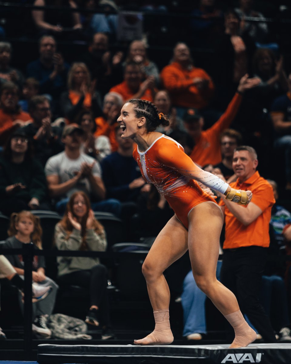 BeaverGym's tweet photo. 𝙎𝙣𝙖𝙥𝙨𝙝𝙤𝙩𝙨 of this 𝙨𝙡𝙖𝙮 💃

Who else remembers @sophhesposito's incredible 9.950 against UCLA?!

#SundaySlay x #GoBeavs https://t.co/qh9TDBQkJU