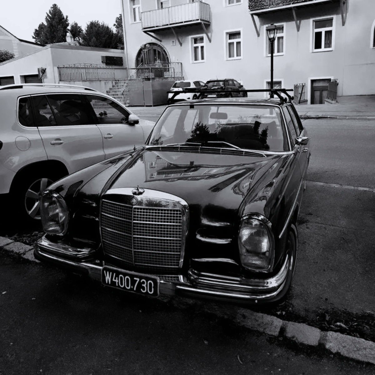 LaufhausKoenig's tweet photo. ..eine ehrliche #gute #alte #MercedesBenz #SKlasse
🕶👌🕶
..parkiert ist sie, nicht so wie es wahrscheinlich #früher mal war, etwa in der #noblen #Nobelhobel standesgemäßen #Operngarage, sondern einfach aber auch gut #schlicht vorm #guten #alten #Gemeindebau in #Wien
🕶👌🕶 https://t.co/R0OmZNC2SW