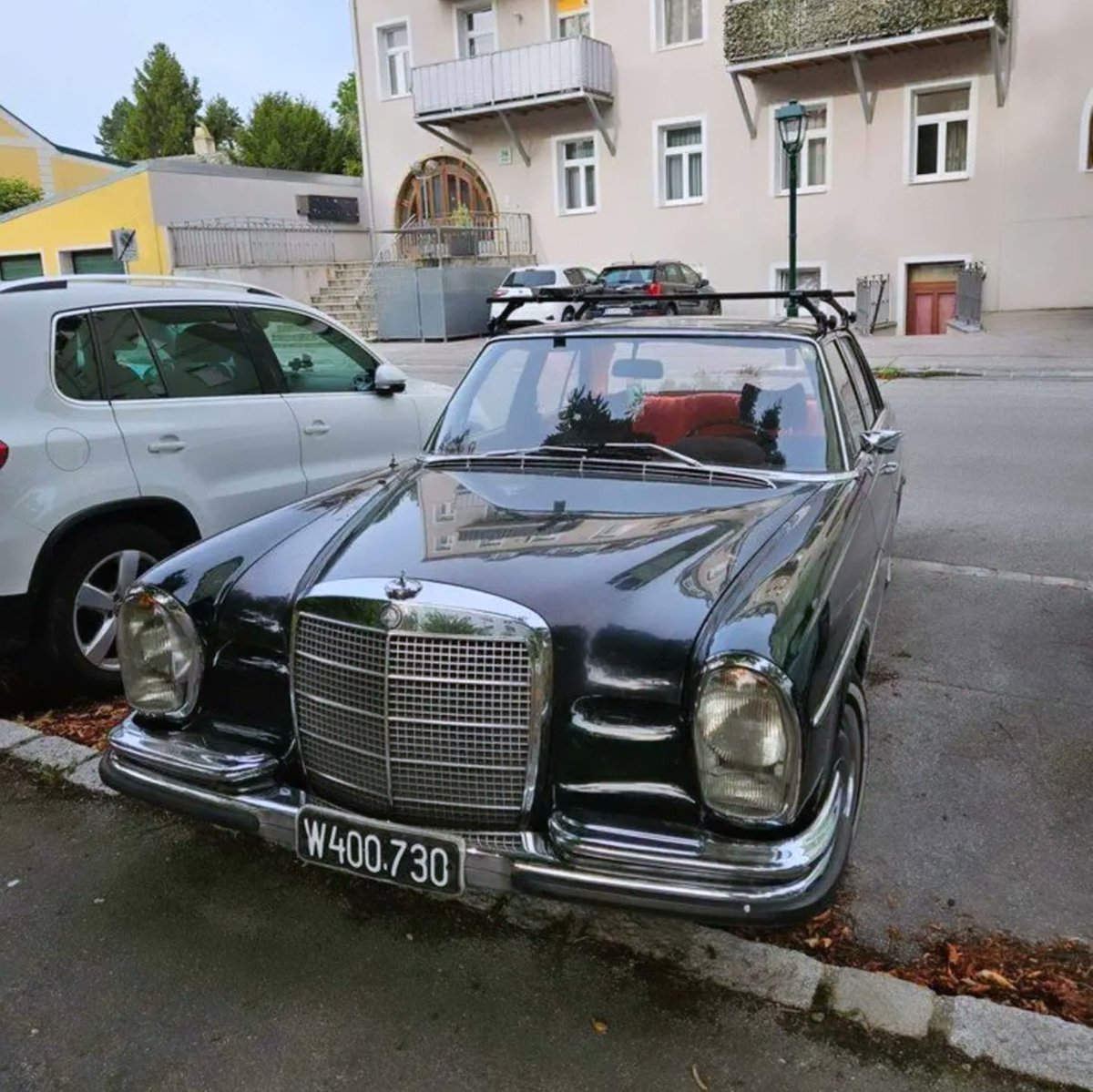 LaufhausKoenig's tweet photo. ..eine ehrliche #gute #alte #MercedesBenz #SKlasse
🕶👌🕶
..parkiert ist sie, nicht so wie es wahrscheinlich #früher mal war, etwa in der #noblen #Nobelhobel standesgemäßen #Operngarage, sondern einfach aber auch gut #schlicht vorm #guten #alten #Gemeindebau in #Wien
🕶👌🕶 https://t.co/R0OmZNC2SW