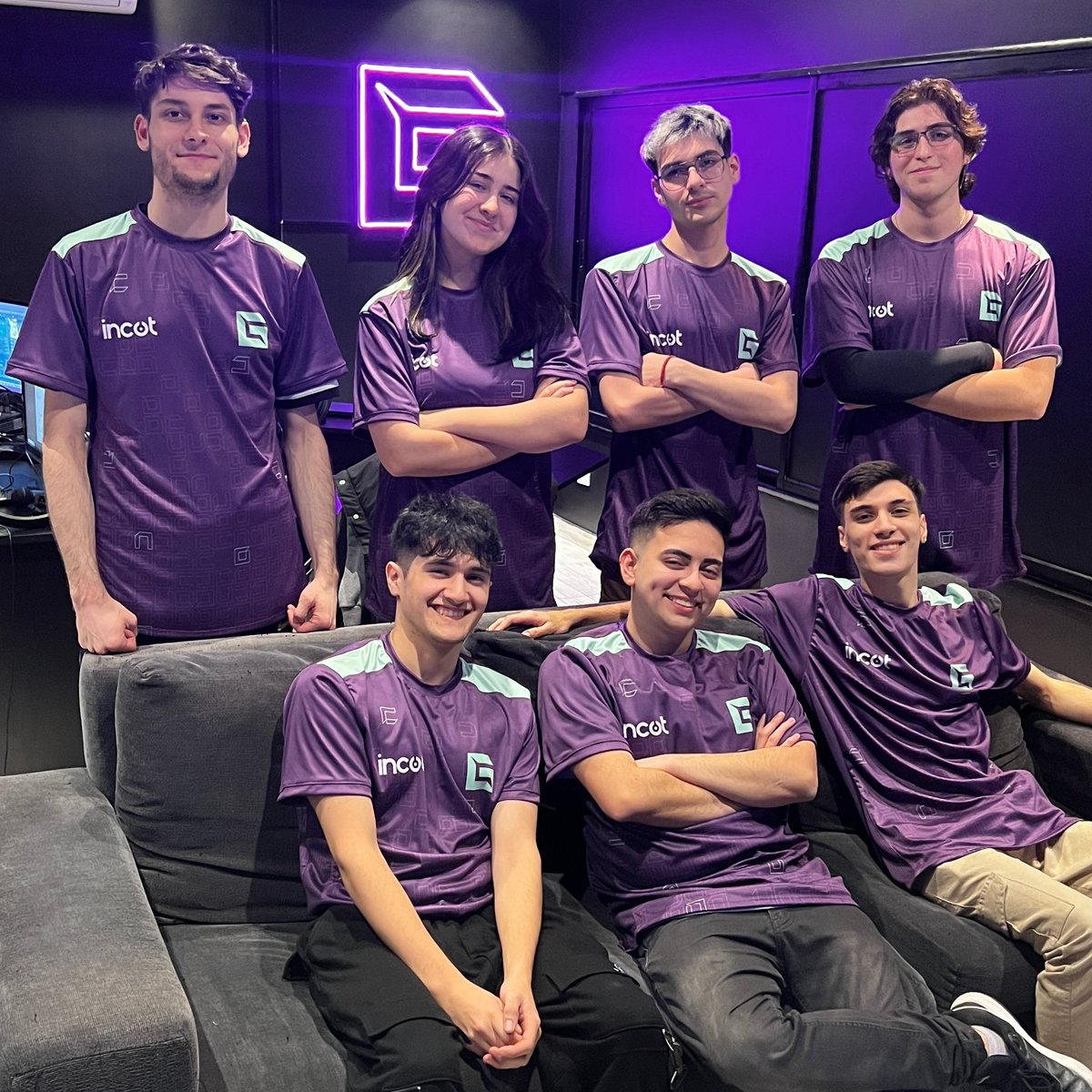 Es momento de dar una merecida despedida a nuestro primer roster. Estos chicos no solo brillaron como jugadores individuales y en equipo, sino que también se convirtieron en grandes amigos.

Gracias por todo, ¡Sabemos que van a llegar lejos en cualquier equipo en el que estén! 💜