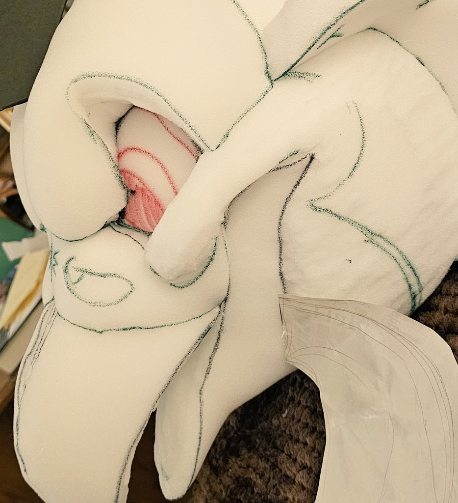 I'm not gonna be home for another 3ish weeks, so I ordered some stuff to make some foam bases! (I couldn't wait...)

Have a sneak peek at this cocky fella I have in the works 🐓