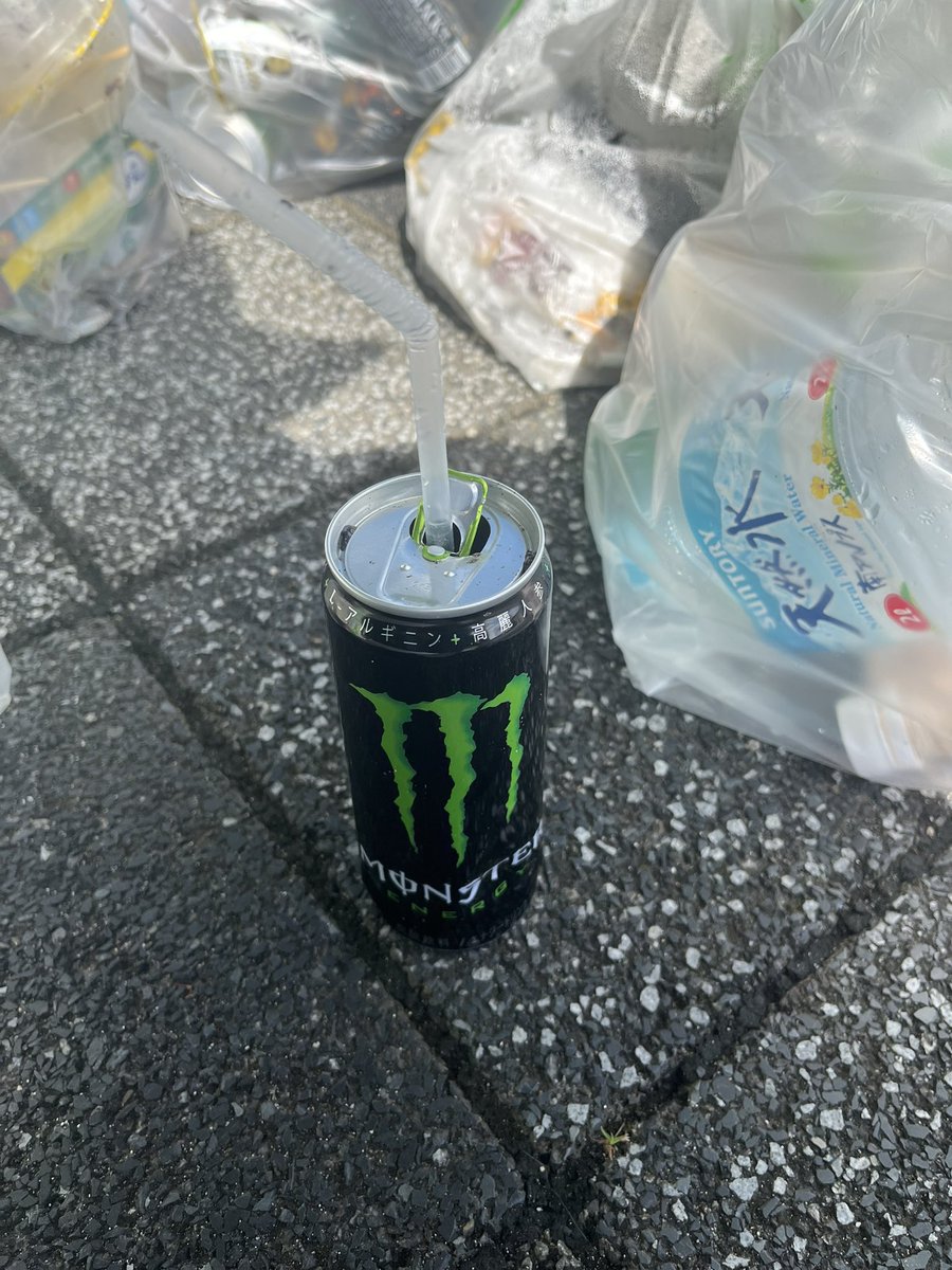 y36y36y36's tweet photo. 第３回清掃活動終了🫡

モンスターにカッコつけたストローの差し方するくらいならポイ捨てすんなゴミがよ〜

シンガポール見習って罰金制にすりゃ国は税金上げんでもポイ捨てするクソッタレから徴収出来ると思うけどな

#美容師の休日
#fruor
#京都
#ボランティア
#ゴミ拾い https://t.co/4eGkq5ypcn