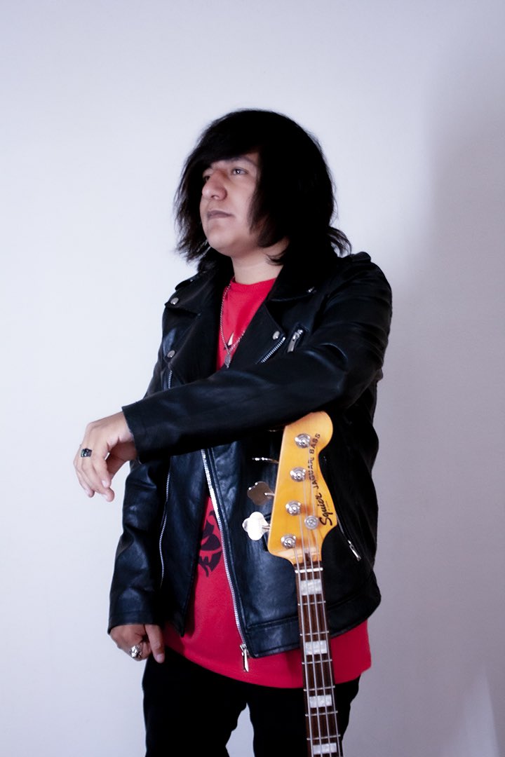 KRNSBAND's tweet photo. “¡HEY! aquí con ustedes Axl, yo soy algo raro (nerd). Toco el bajo y canto en Kross Noise. Amo el ramen, las Alitas &amp; unos buenos tacos, de igual manera amo dibujar.” El es un increíble y talentoso chicho que es esclavo de su corazón. &amp; está encontra de todas las modas. https://t.co/3Ekzq8cUkS