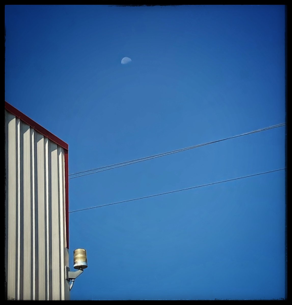 lafcadiopoetry's tweet photo. the wanness
of a broken spirit...
pale half moon
#senryu #sundaysenryu https://t.co/VI8Hv0fwrD