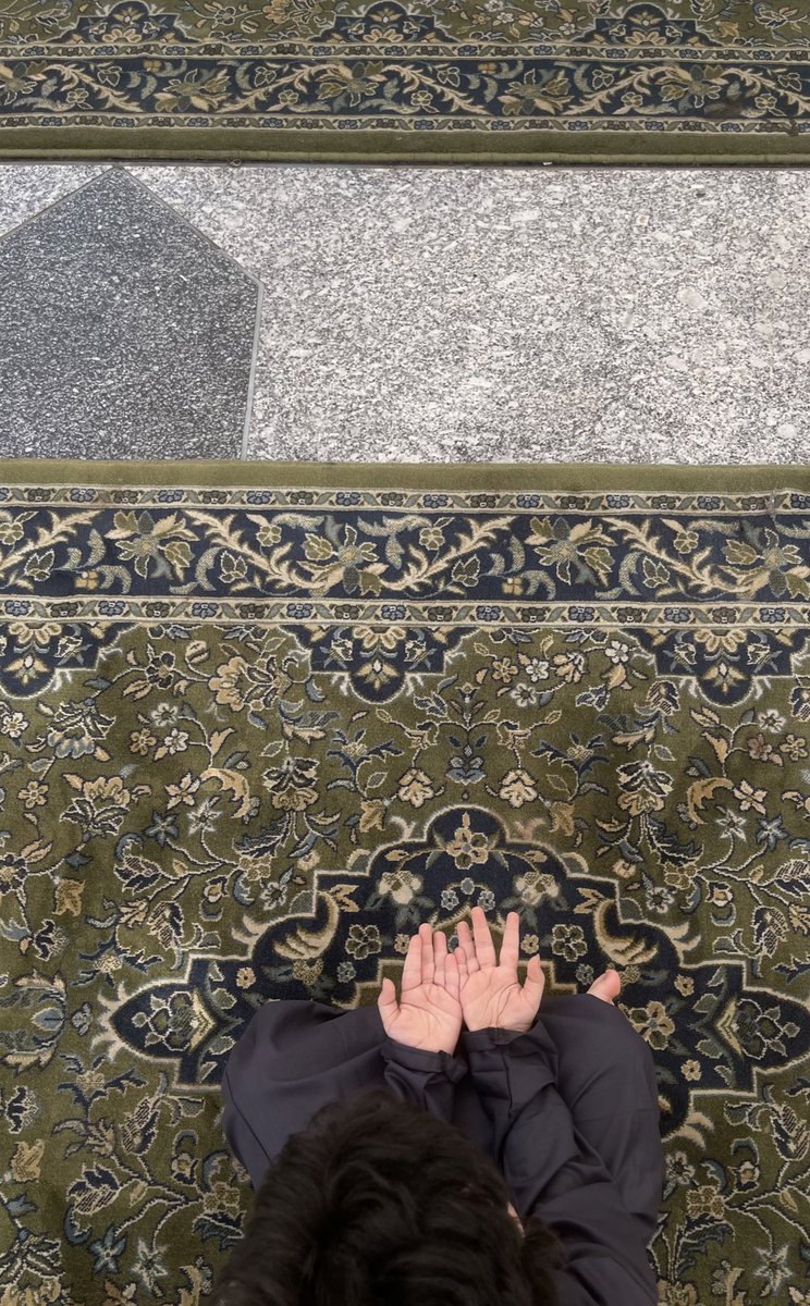 الخوف على الذرية مِن فتن الدنيا؛ يَدفعك إلى إصلاحِ نفسك أولًا؛ لأنّه أساس صلاح الأبناء. 

قال سعيد بن المسيّب لابنه ذات يوم : "لأزيدنّ في صلاتي من أجلك يا بُنيّ، رجاء أن أُحْفَظَ فيكَ، ثم تلا قول اللّٰه : "وَكَانَ أَبُوهُمَا صَالِحًا"