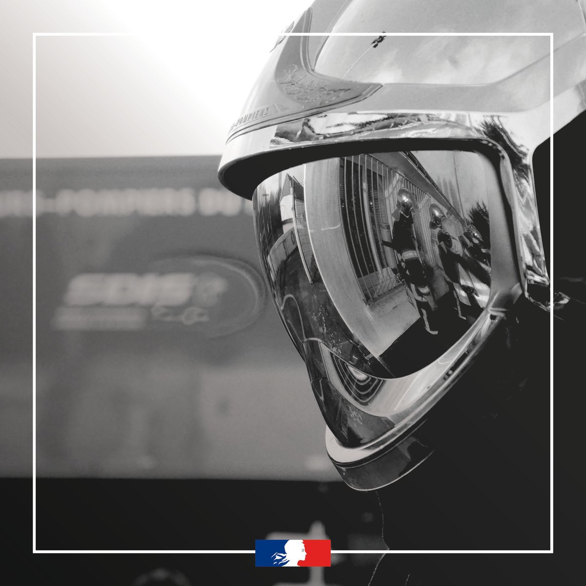 NicoleLePeih's tweet photo. Avec beaucoup d’émotion, j’ai appris que durant le week-end, deux sapeurs pompiers du SDIS56 avaient perdu la vie. L’un en se rendant à son service, l’autre dans le cadre privé.

Je transmets aux familles, aux proches ainsi qu’aux collègues, mes pensées et mes condoléances.🇫🇷 https://t.co/h52AznjEa9
