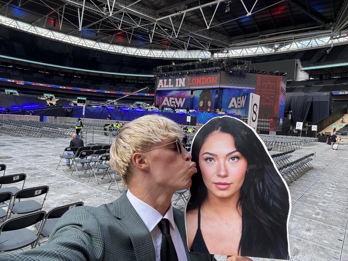 kylefletcherpro's tweet photo. I love @AEW 

I love the UK

I love my life

I love @Skyebyee 

the work continues, see y’all Wednesday 🫡 https://t.co/eyAlKWB6PE