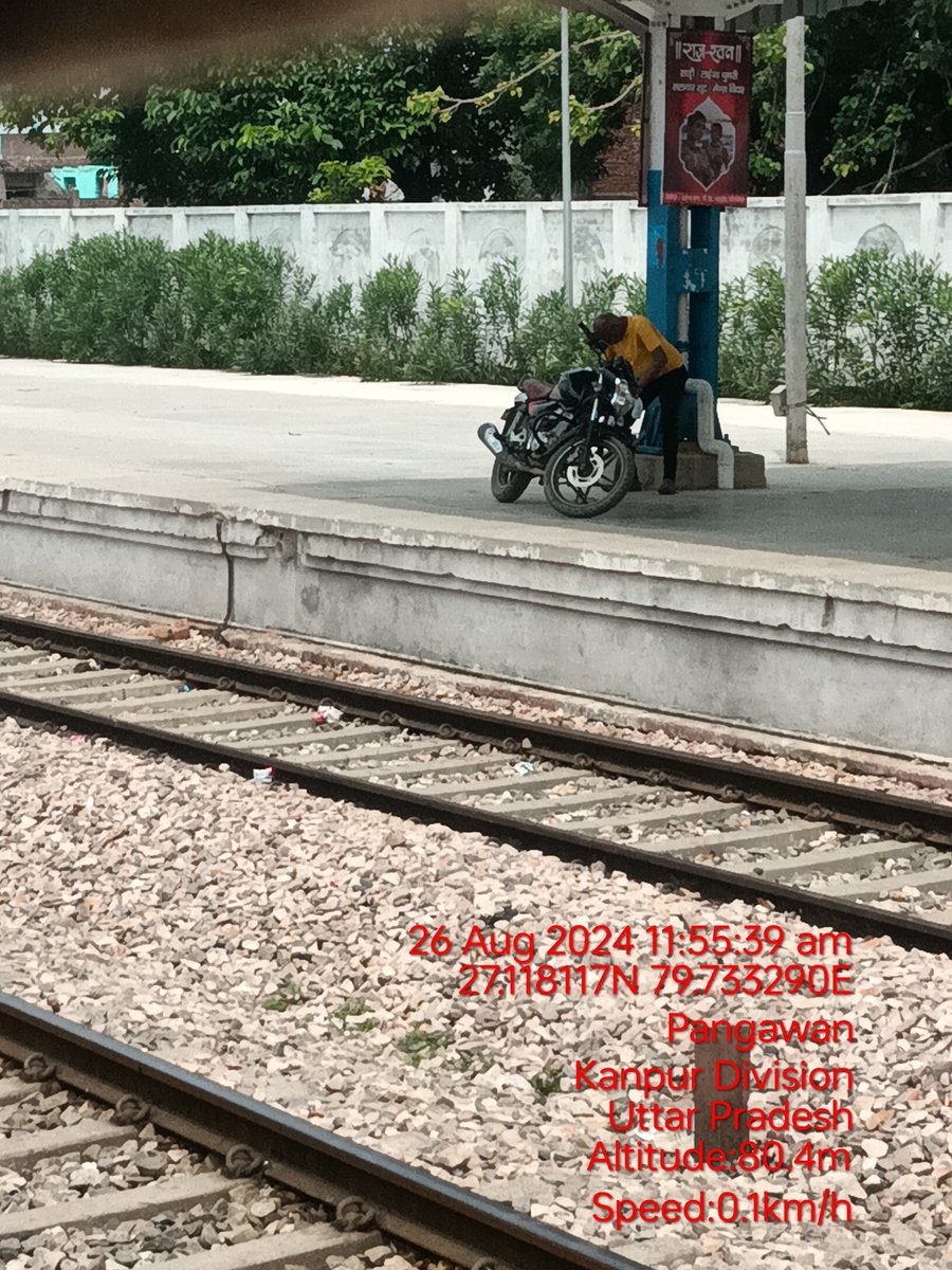 shivendrasangee's tweet photo. Northern eastern railway ke station Gursahayganj ke platform number 2 par khadi with out number plate motorcycle. https://t.co/DiZb5DIia0