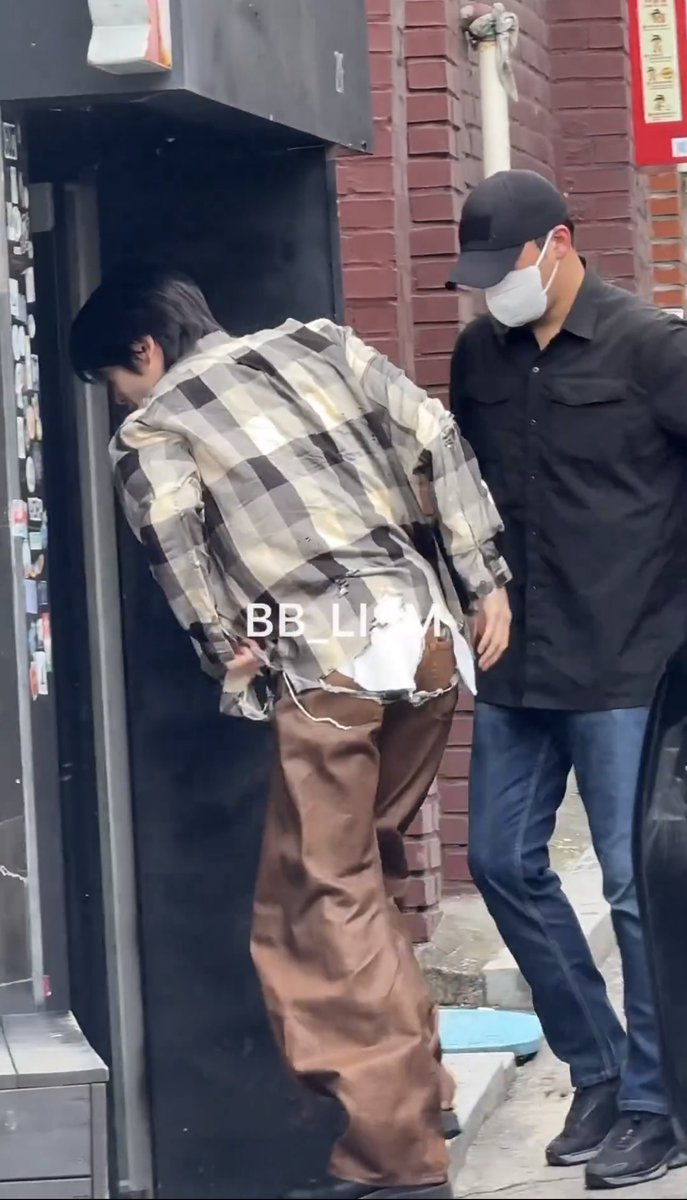 แจฮยอนเป็นคนที่มีสไตล์การแต่งตัวชัดเจนดีน่ะ ตัวไหนไม่ขาดไม่ซื้อ