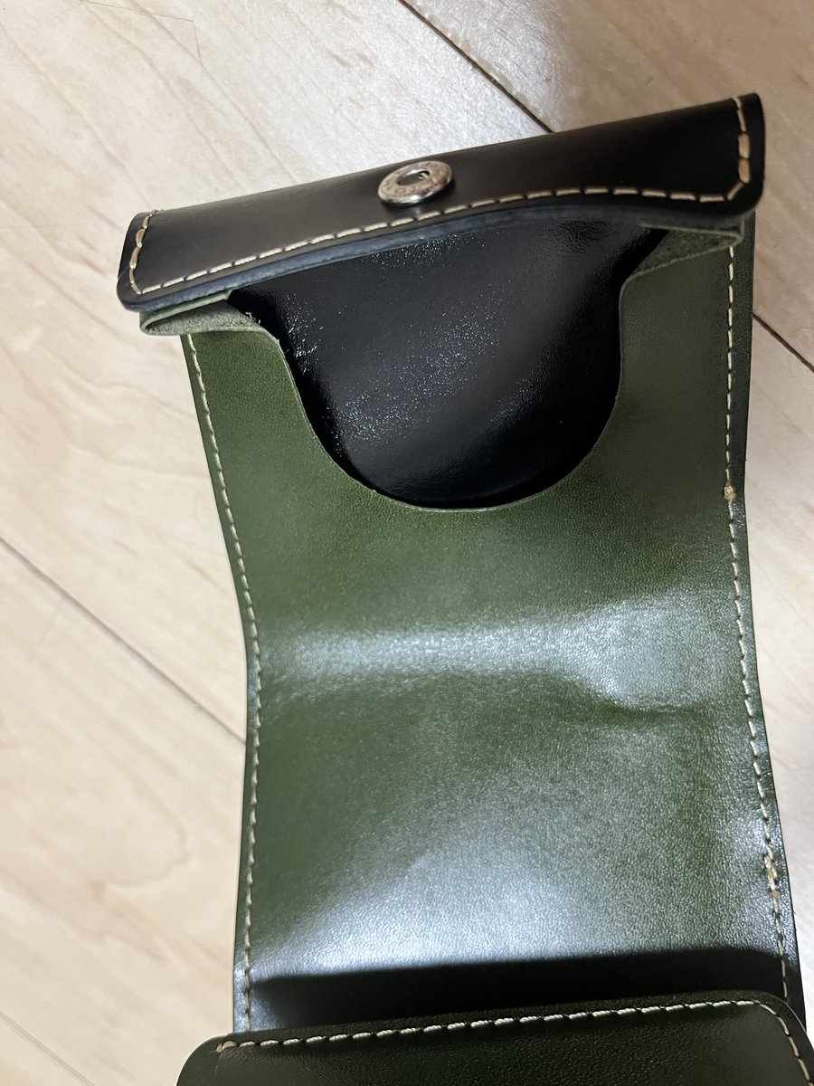 menmen620's tweet photo. 昨日、大阪ディアモールに出店していたので購入。店員さんにしっかり説明を受けてブライドルレザーの財布を選びました。
10年後が楽しみ😁
#クアトロガッツ
#革
#エイジング
#ミニマリスト
#コンパクトサイフ

@quatro4gats https://t.co/d93BQtuKfw