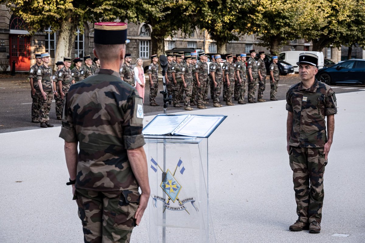 1reDivision's tweet image. ▶️ Il a félicité également le personnel mis à l'honneur.
#FiersDeNosSoldats #ALHonneur