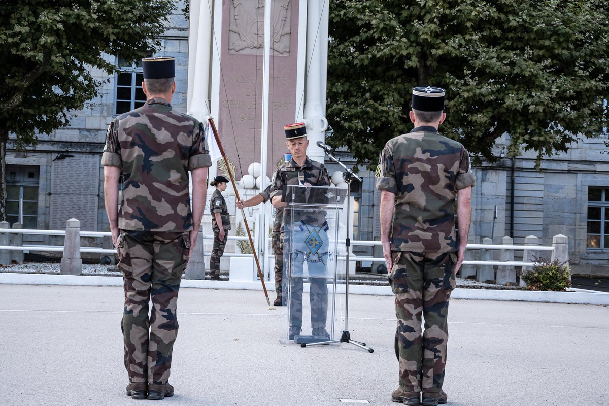 1reDivision's tweet image. ▶️ Il a félicité également le personnel mis à l'honneur.
#FiersDeNosSoldats #ALHonneur