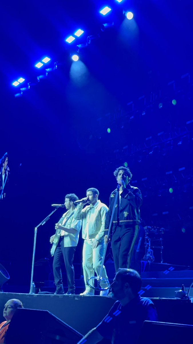 thosebrowneyees's tweet photo. Sin espalda baja, sin cuello, sin rodillas, pero por fin puedo decir que VI A LOS JONAS BROTHERS EN FRONT ROW ✨✨✨ https://t.co/G3iAtjISDJ