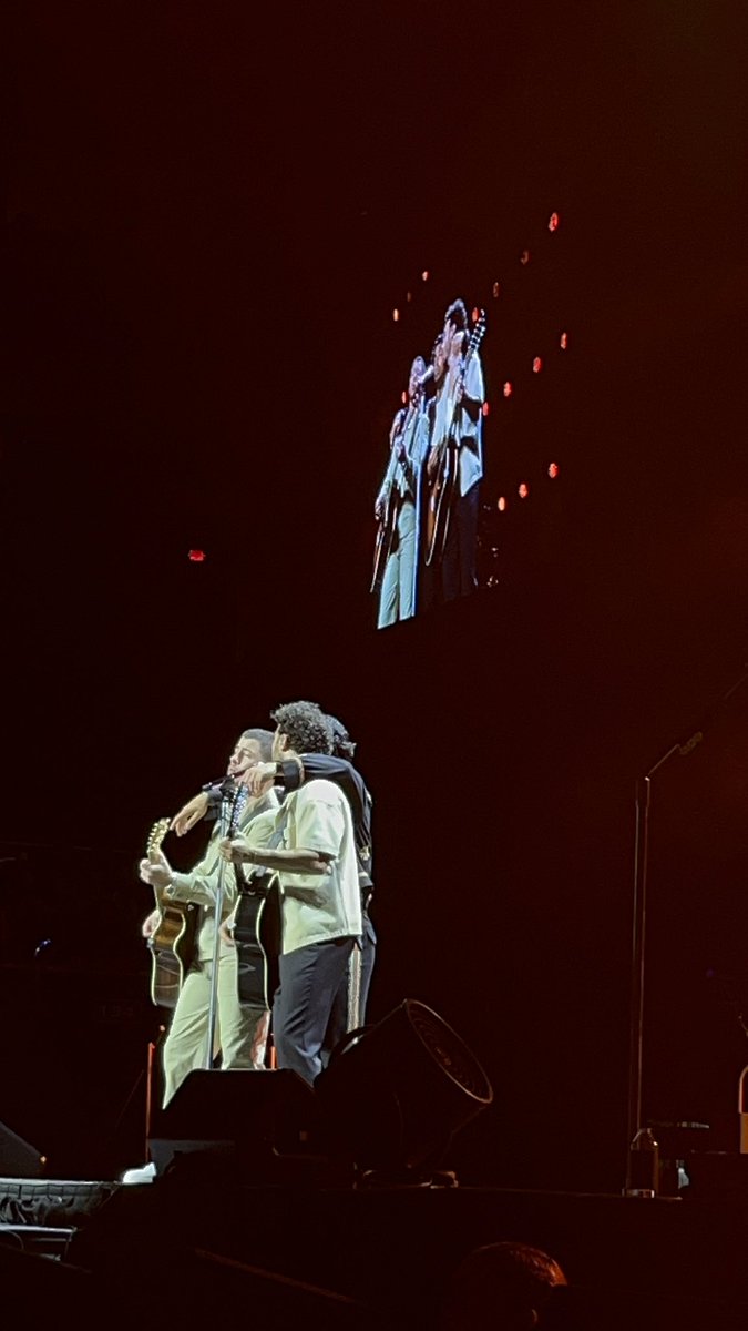 thosebrowneyees's tweet photo. Sin espalda baja, sin cuello, sin rodillas, pero por fin puedo decir que VI A LOS JONAS BROTHERS EN FRONT ROW ✨✨✨ https://t.co/G3iAtjISDJ