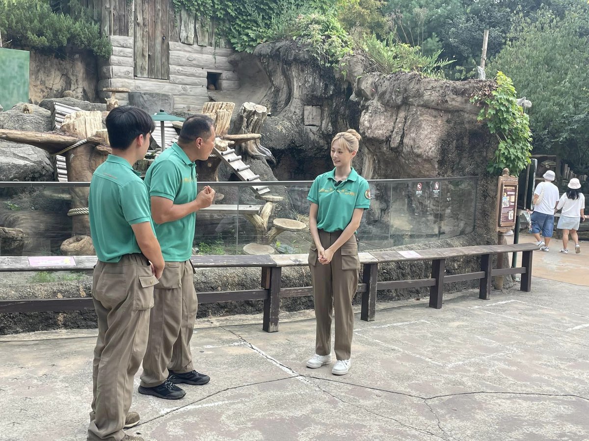 TZUYU FILMING FOR ANOTHER VARIETY? A SHOW WITH ANIMALS??