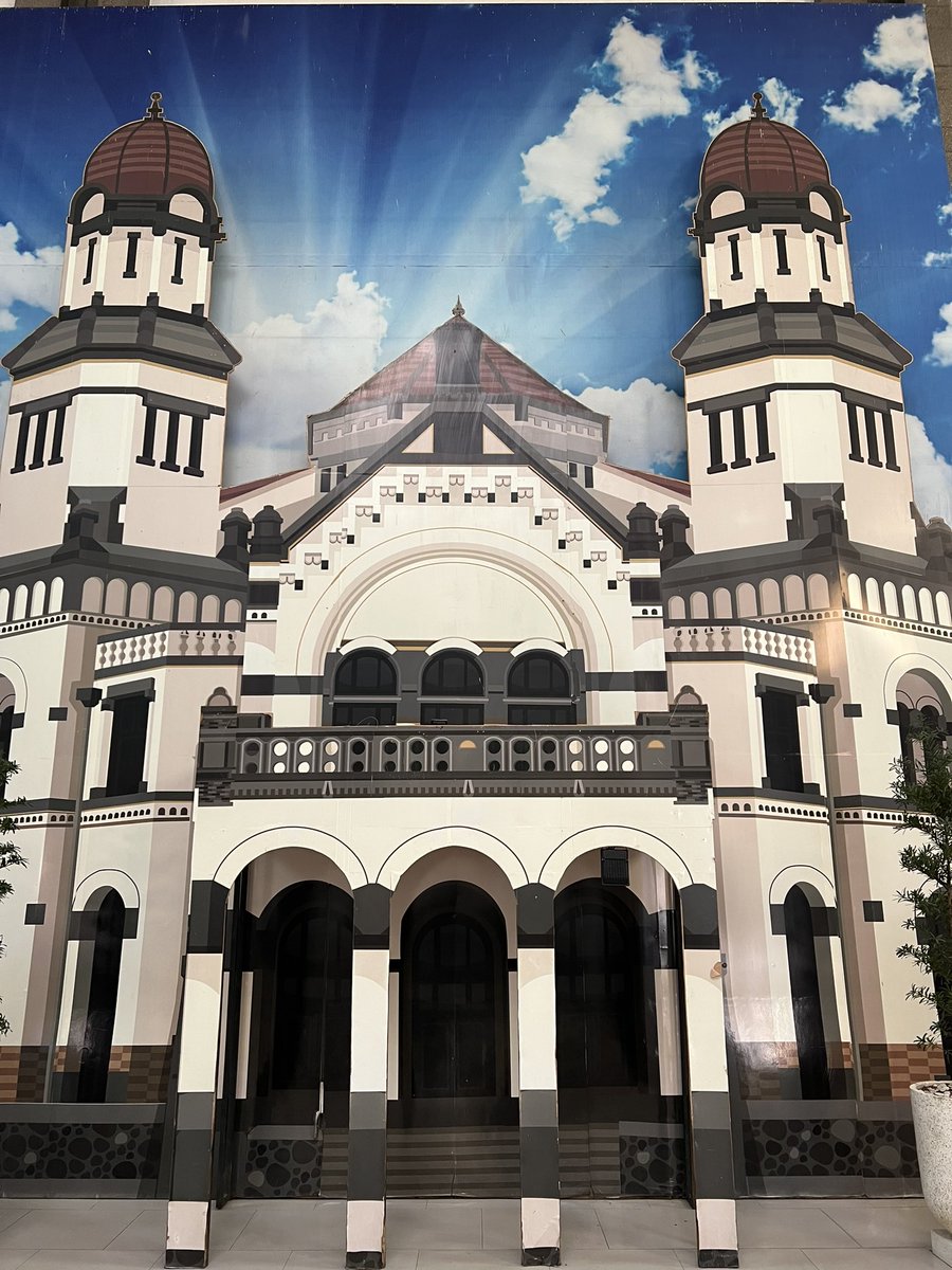 ramenow's tweet photo. #TawangStation’s one of the oldest #railwaystations inaugurated in 1868 during the #Dutchcolonial period. The station serves as hub for several train lines, connecting with major cities such as Jakarta & remains a crucial part of Indonesia's railway network & historical landmark. https://t.co/VyCmD5JiEy