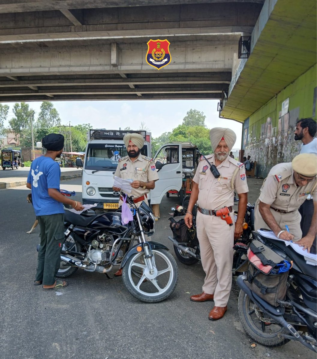 PP_Gurdaspur's tweet photo. In the concern of Janmashtami, Gurdaspur police is conducting a special checking of vehicles by placing special nakabandi across the city to untoward any incident.

#SafePunjab
#CheckingVehicles https://t.co/F3HuiP0ZVG