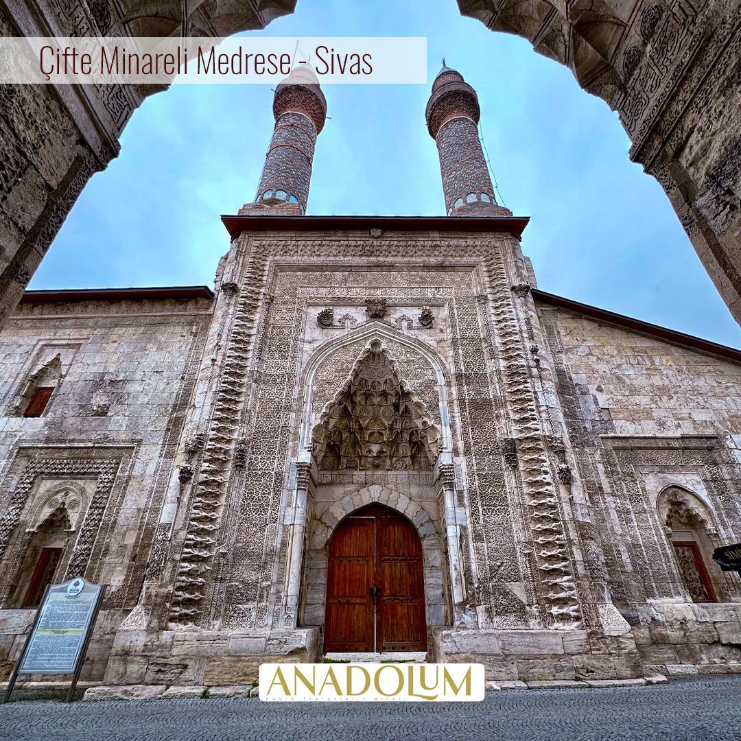 Sivas'ımızın simgeleşmiş yapısı: Çifte Minareli Medrese ✨ 
Selçukluların şehre miras bıraktığı en güzel eserlerden biri olan Medresenin; günümüzde sadece minare ve önyüzü ayakta kalmayı başarabilmiştir.😔 
#anadolum #kulturelmiras #sivas #cifteminarelimedrese #gokmedrese