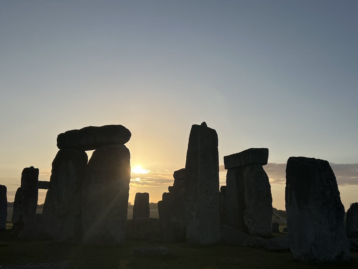 ST0NEHENGE's tweet photo. Sunrise at Stonehenge today (26th August) was at 6.12am, sunset is at 8.07pm ☀️ https://t.co/euRnjRS5Gs