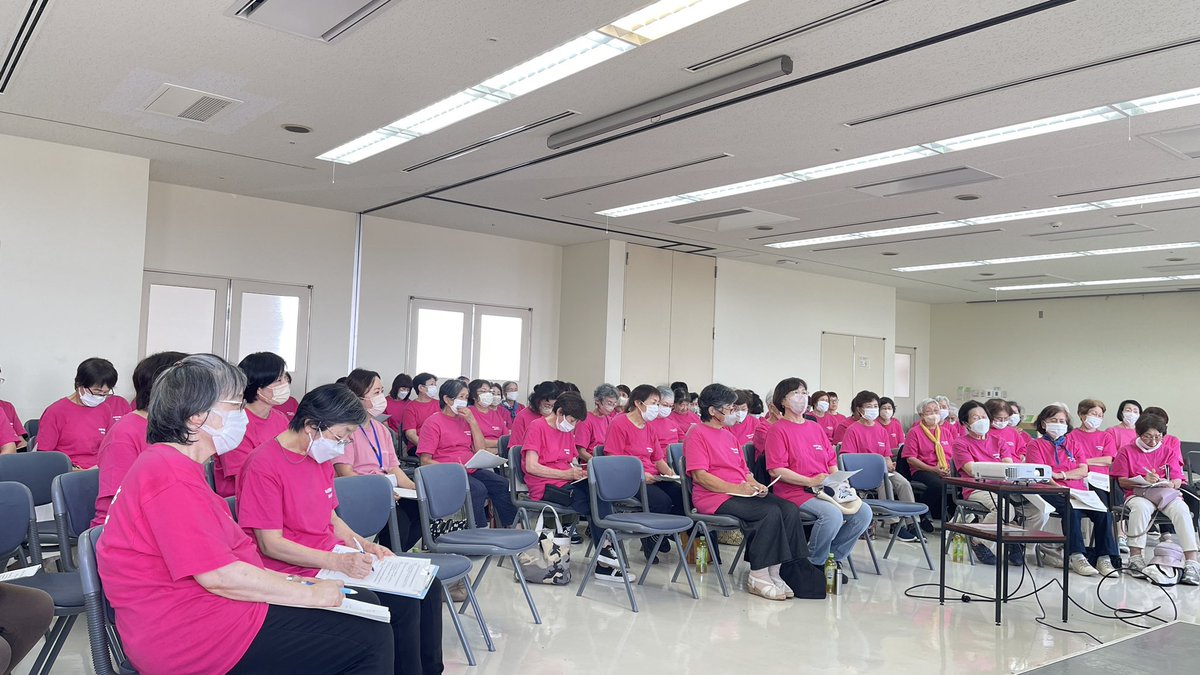 kazuyo_seo's tweet image. 先生やって来た！制服がピンクでとても鮮やかだった！何となくSNSで見たような顔がいた！
#フレイル予防の椅子ヨガ #健康指導