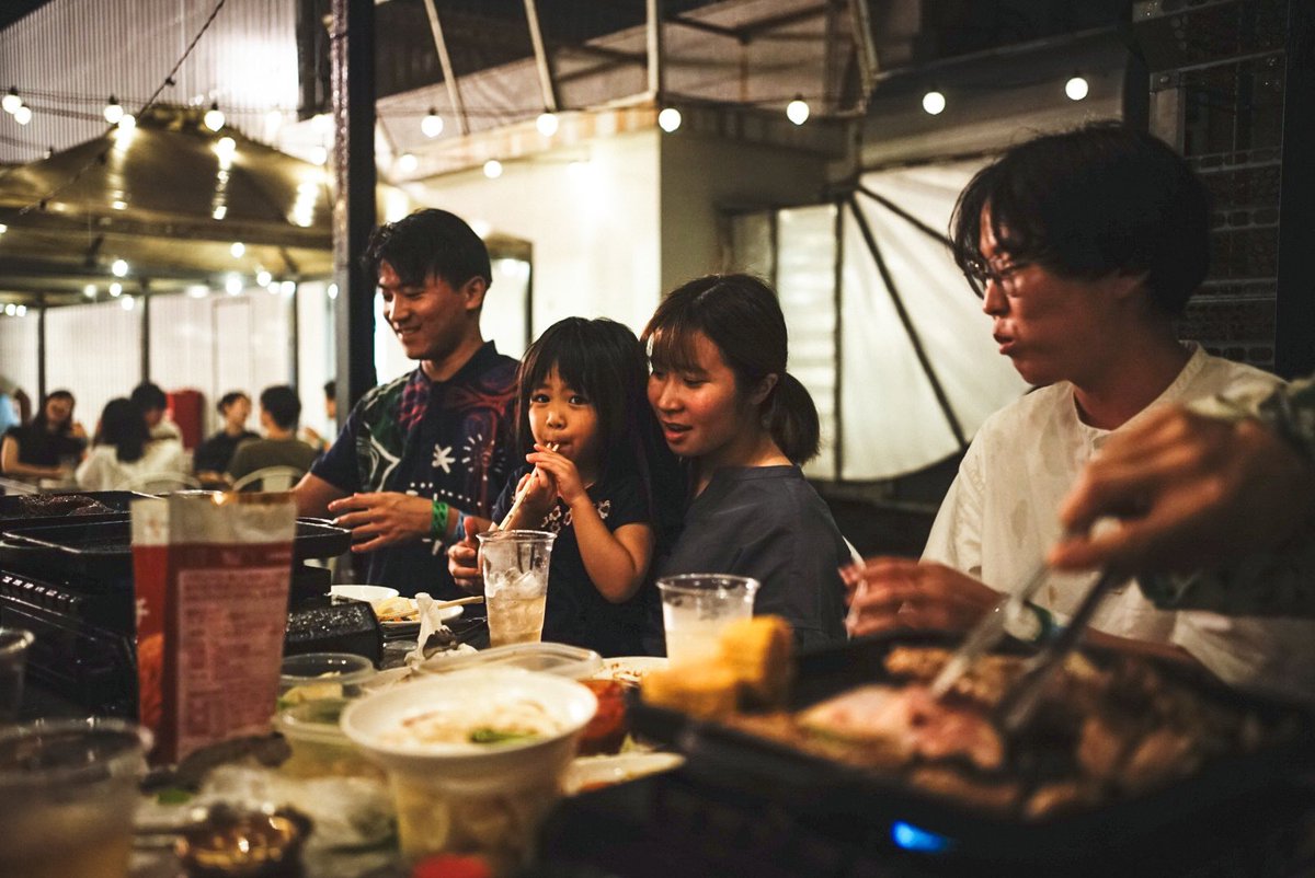 kikikitasenju's tweet photo. 毎年恒例の #シェアハウス日日 BBQ！
OBOGも含め年々人数増えてます笑
食べ放題って言ってるのに、肉を持ち込むこだわりっぷり…笑

娘はBBQでも電車でも、お父さんとお母さんの隣じゃなくて平気なんだなぁ☺️
シェアメイトを信頼しまくってます https://t.co/OYY9brsP4M