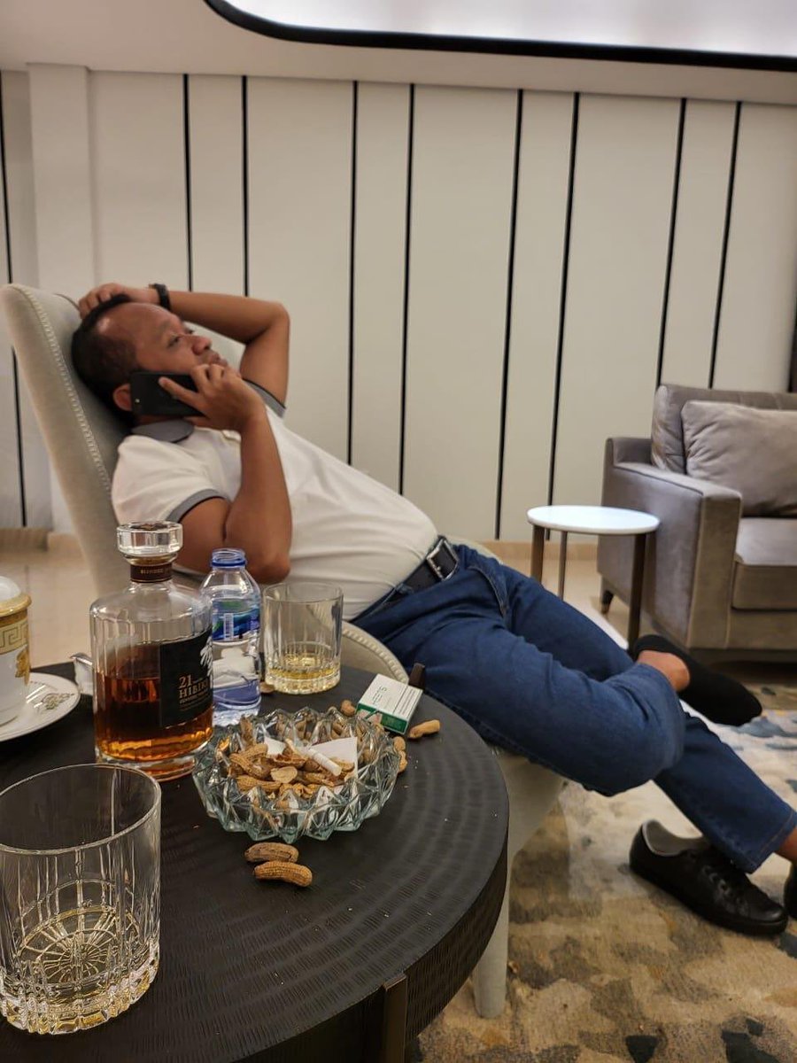 Apapun masalahnya mendem solusinya 
Tag yg bersangkutan.. ane mau tanya berapa harga teh botol tsb..