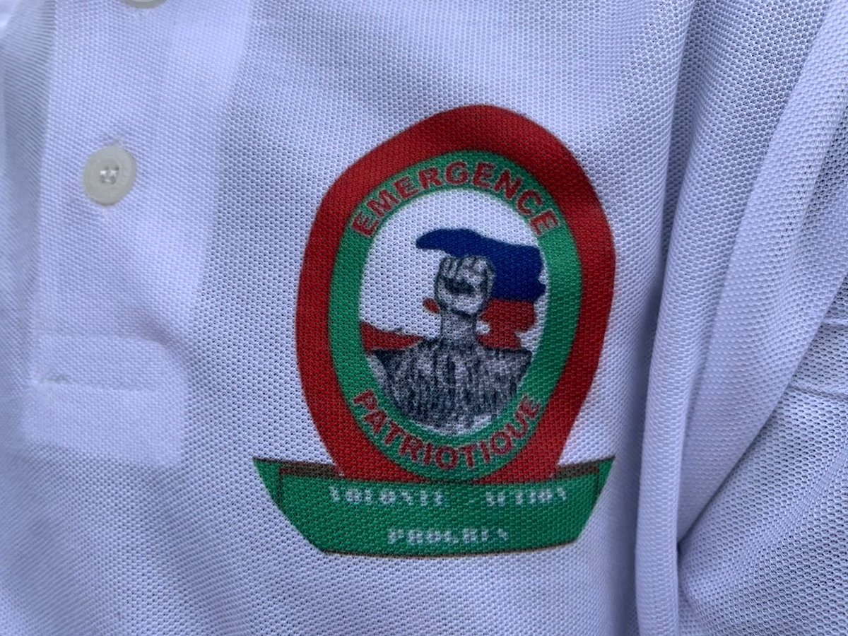 EmergencePatri_'s tweet photo. A l’occasion de la fête de St Louis la Coordination Départementale #GRANDANSE de l’Emergence Patriotique a organisé une journée de nettoyage dans la cité des poètes, ville de Jérémie, pour embellir la ville. 
Faisons la politique autrement!
#emergencepatriotique #environment 🇭🇹 https://t.co/FUX1RK1VH6