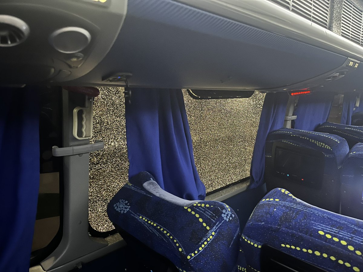 cronicotina's tweet photo. Mi bus se choca contra el segundo piso de una casa y se rompe toda la ventana https://t.co/pM9KzbzCtK