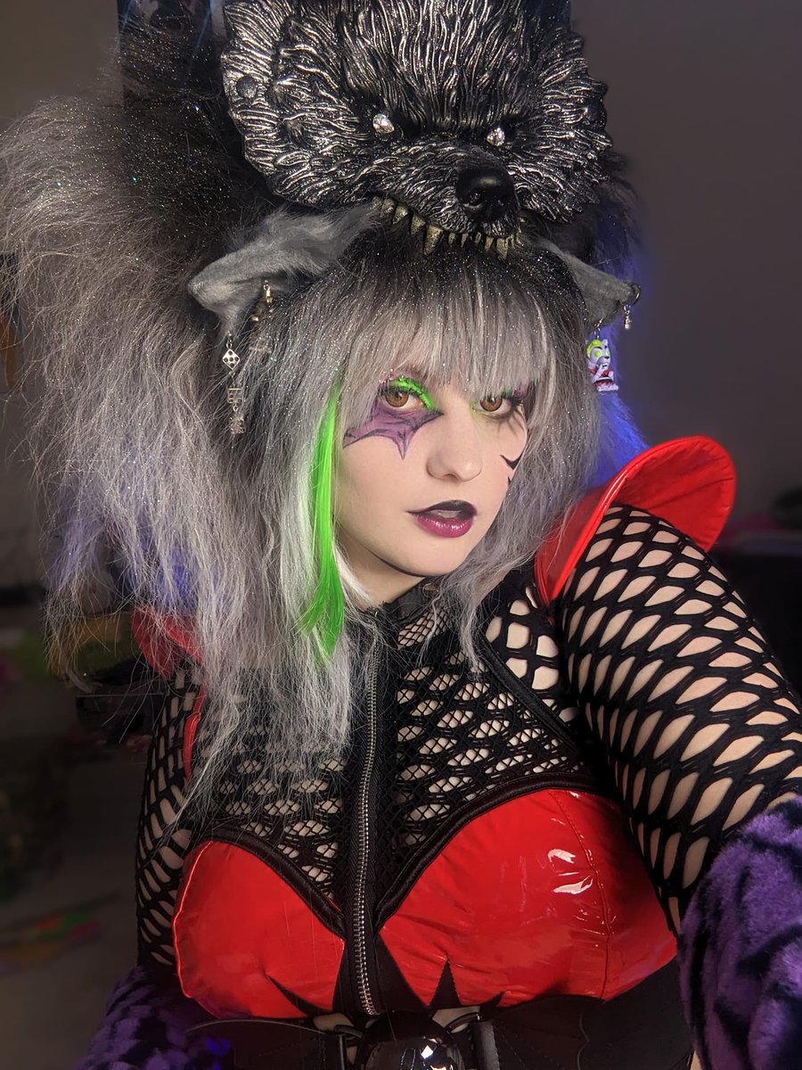 Roxanne Wolf 🐺
Wig - FifisWigs / fifimahonys (Insta)
#roxannewolf #fnafcosplay #fnaf #roxannewolfcosplay
