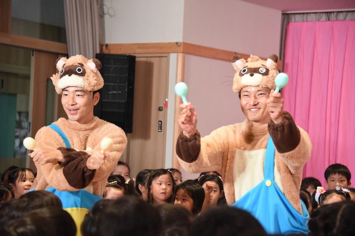 owarai_natalie's tweet photo. 「ジャルジャルを知ってる人ー！」
「はーい！」

ジャルジャルがプリキュアイベントで園児たちと触れ合い

福徳は「いっぱい遊んでいっぱい食べて」の一本槍で押し通す
https://t.co/DoBfGdvYYI https://t.co/32dFcpW6pZ