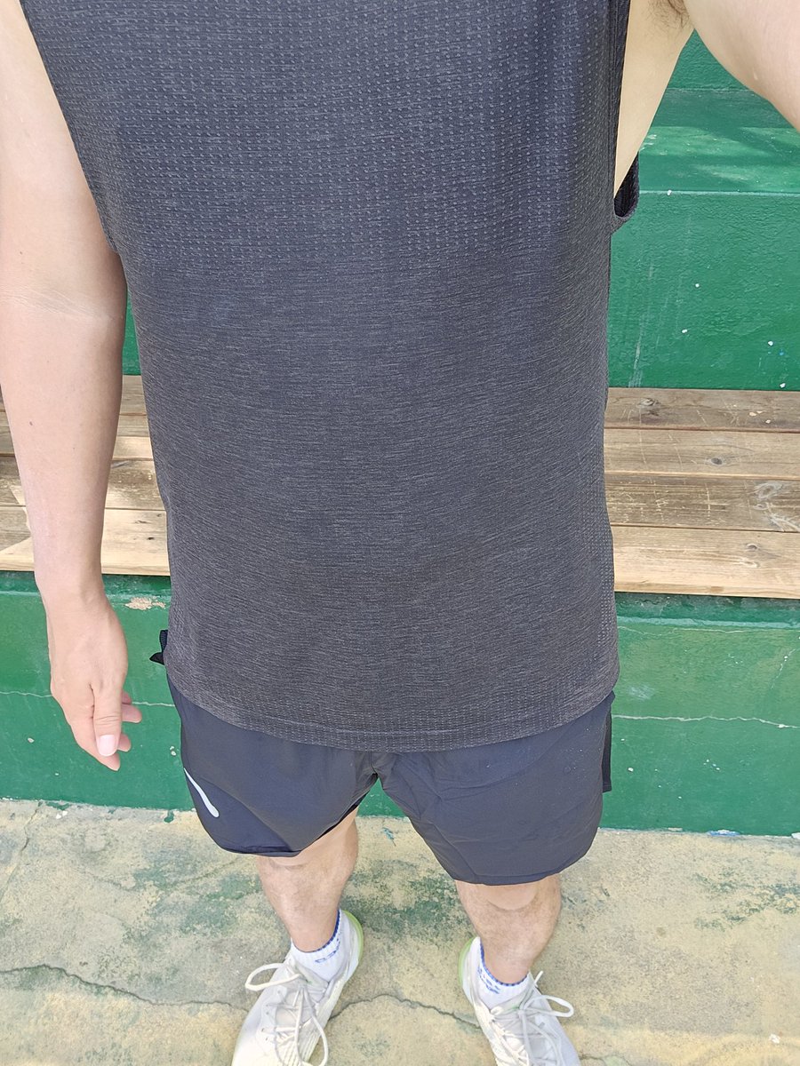 상의: 룰루 레몬 메탈 #룰루레몬 <a href="/lululemonkr/">lululemonkr</a> 
하의: 나이키 반바지 드라이핏 <a href="/nike/">Nike</a> 

룰루레몬 메탈 소재는 실에 은이 들어가서 땀냄새를 제거해주는것 같음
쾌적,
상의가 완전 젖을 정도로 움직인다면 
하체를 많이 움직인다면
그래서 런닝  또는 최소 5부 반바지 입어야 다리가 편안하다