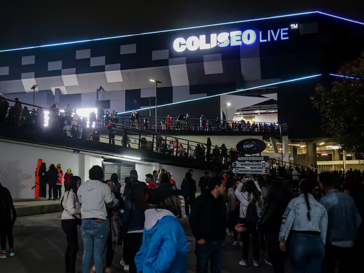 ARMYBogotaCol's tweet photo. Dejamos abierta la invitación a lugares con iluminación en gran formato como @coliseomedplus, @MovistarArenaCo  y a la Torre Colpatria de @ScotiaColpatria

¡Nos encantaría ver estos sitios emblemáticos de la ciudad de Bogotá vestidos por un momento de 💜morado💜 en apoyo a SUGA y BTS!