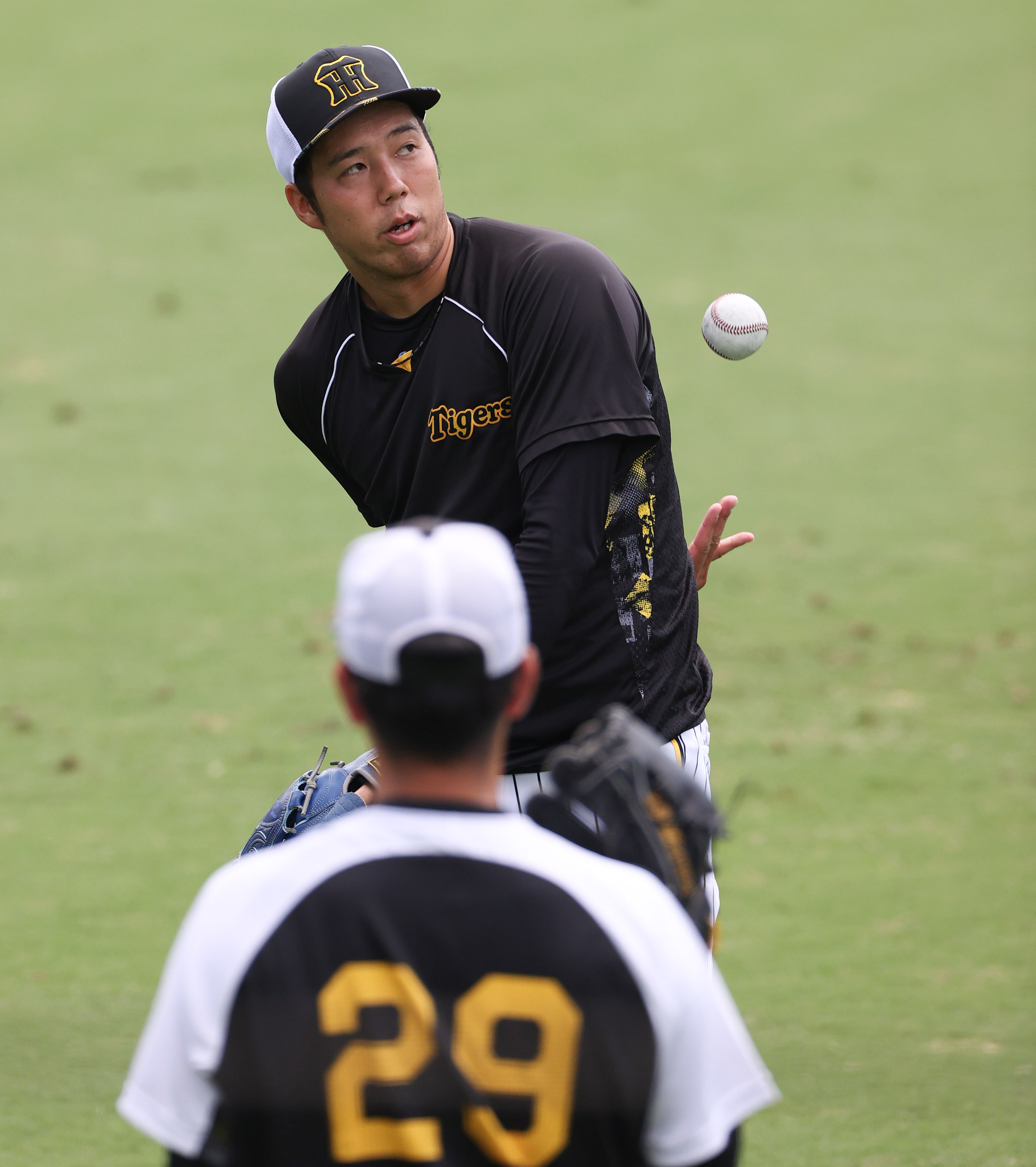 青柳晃洋選手 ユニフォーム 小学校の子どもたちとハイタッチする阪神青柳晃洋。撮影は鈴木