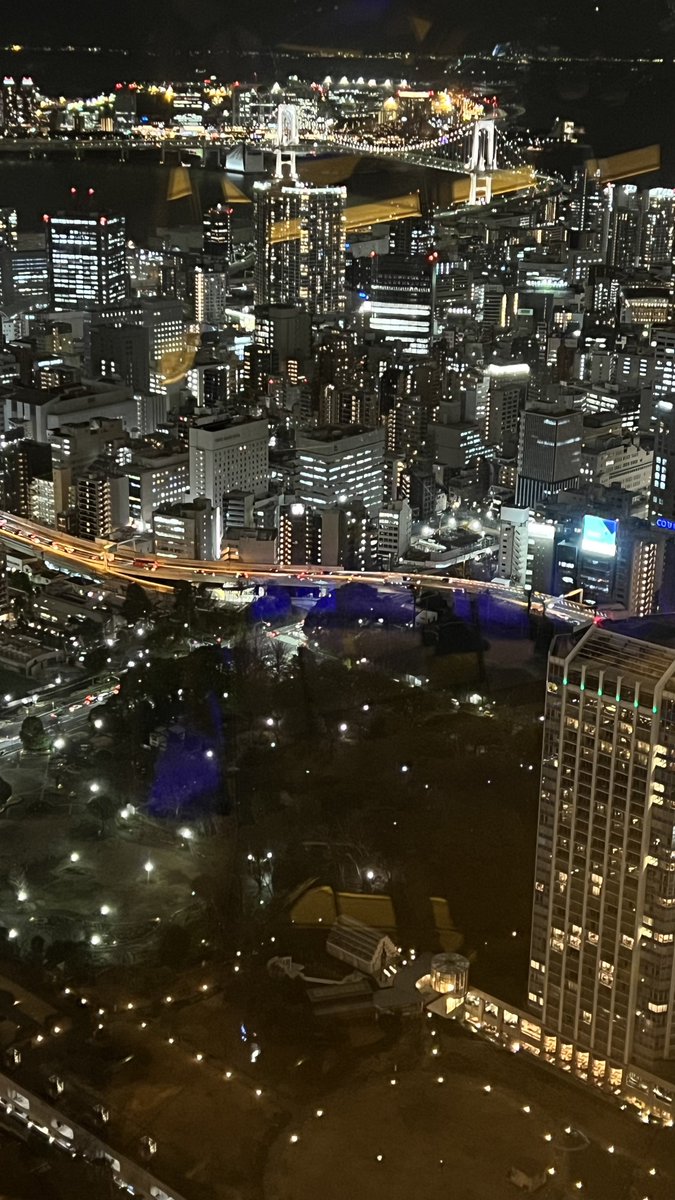 برج طوكيو في اليابان الذي اكتمل بناؤه سنة 1958 و يقع في حديقة شيبا حي ميناتو حيث يحاكي  في تصميمه برج إيفل
وهو رمز دائم للعاصمة اليابانية و يعتبر مقصد ووجهة لعدد كبير من الزائرين يومياً وتفتح منصات المشاهدة في الساعة 9 صباحًا وحتى 11 مساءً يوميًا وتبلغ تكلفة الدخول إلى السطح