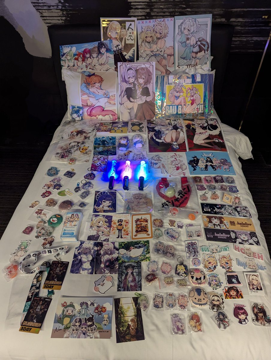 xKTana's tweet photo. Final mech haul for the weekend! Unsurprisingly, a lot of #FUWAMOCO art! 
Thank you, #ANYC ! https://t.co/1h4luPTW1Q