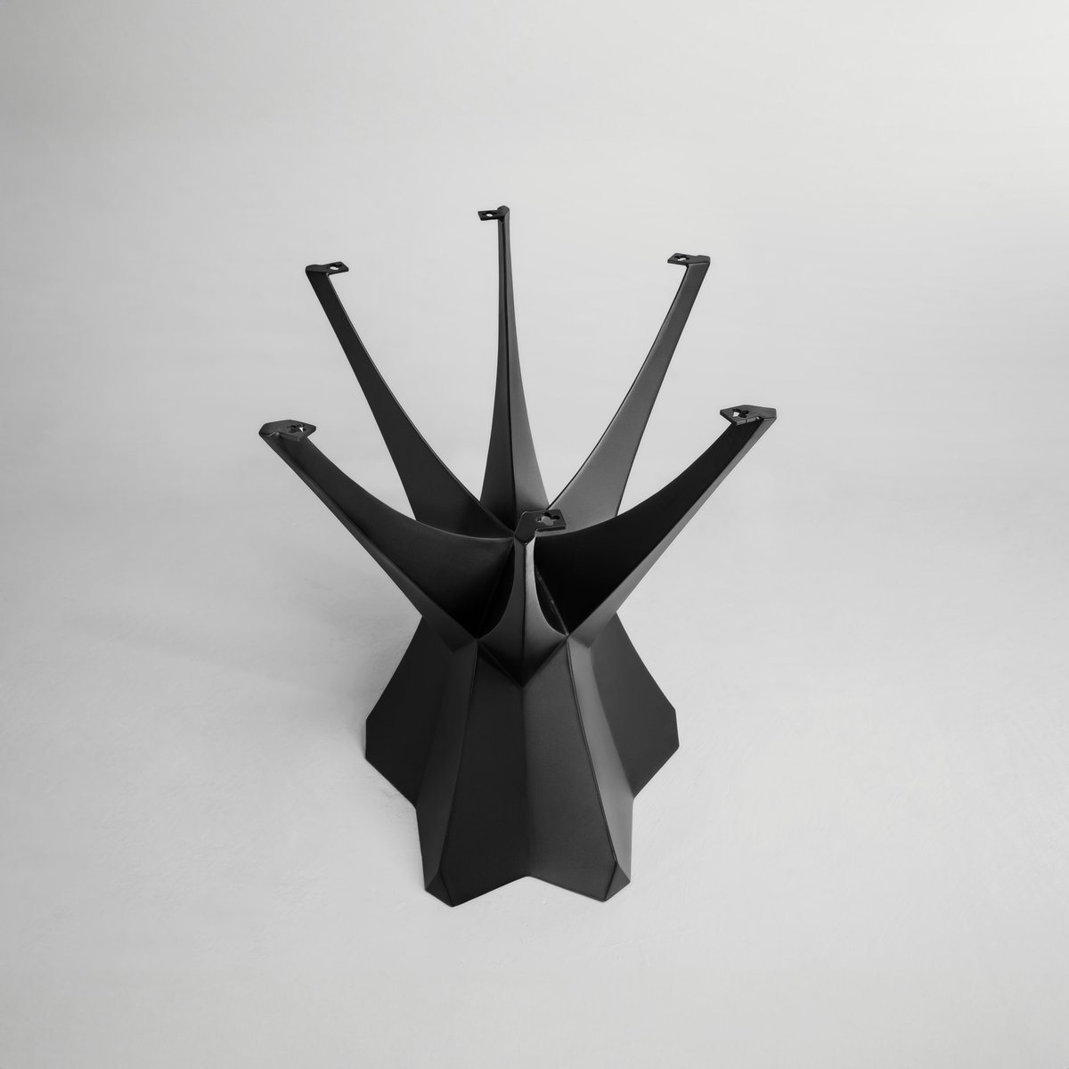 Flowyline_'s tweet image. Possessing a powerful and impressive design, Kruna will add a touch of modernity and sophistication to any living space.

Buy now: flowyline.com/products/metal…

#flowylinedesign #tablebase #diningtablebase